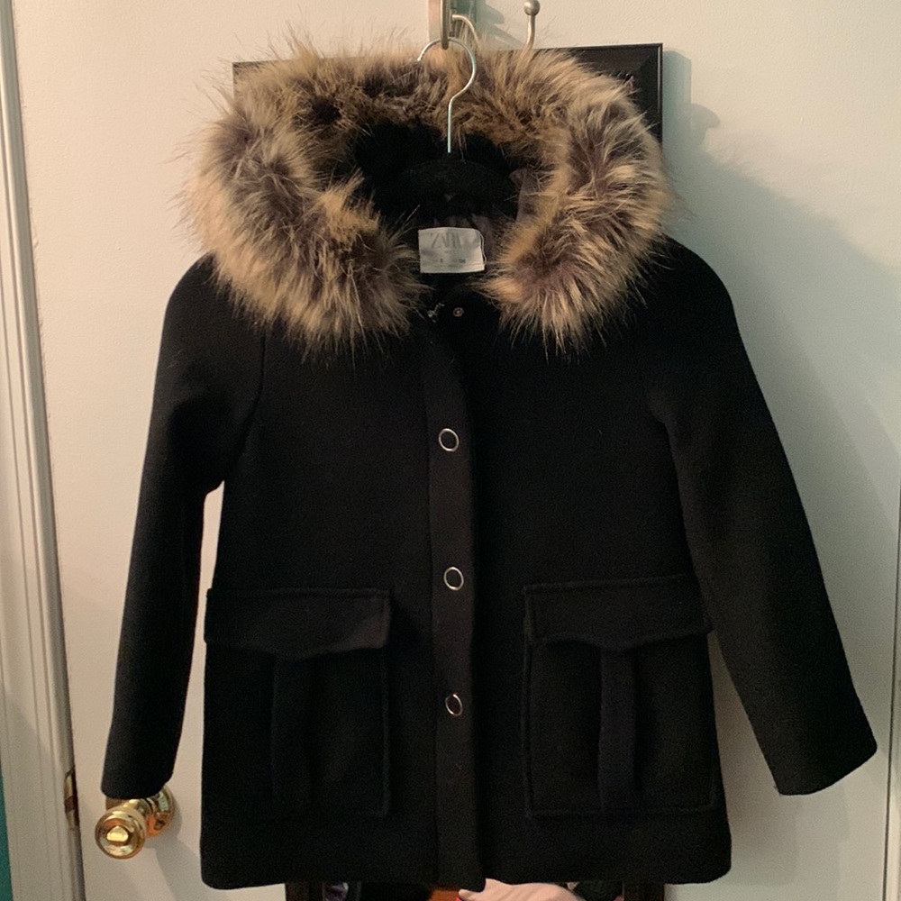 Girls Zara Fur Hood Peacoat. Like new to Excellent Condition. Size 9.